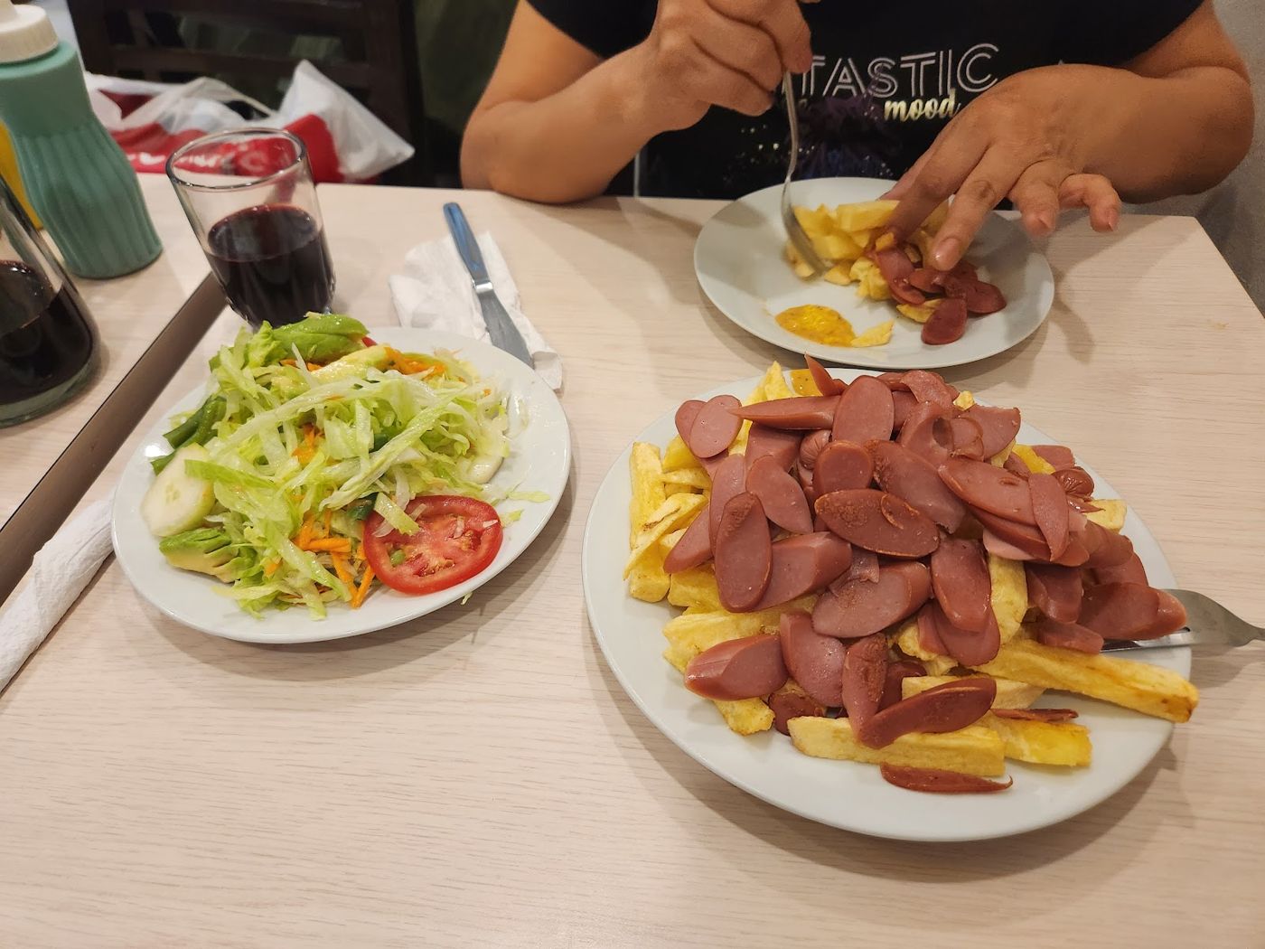 Salchipapa y ensalada — Restaurante EDITH