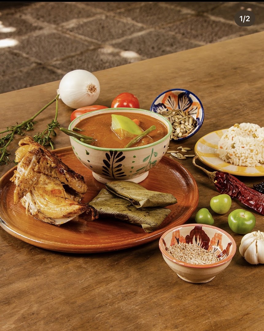 Sopa de kak'ik con tamales