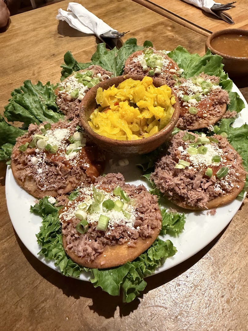 Tostadas con guacamole — Restaurante El Adobe • Zona 1
