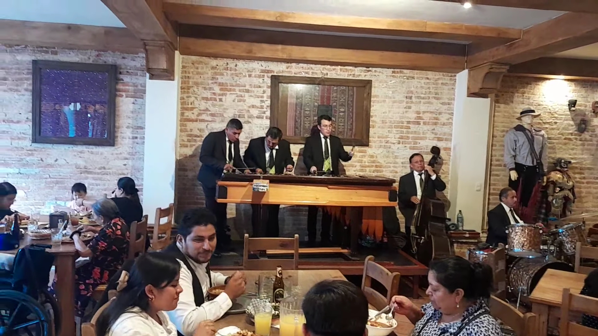Marimba en vivo — Restaurante El Adobe • Zona 1