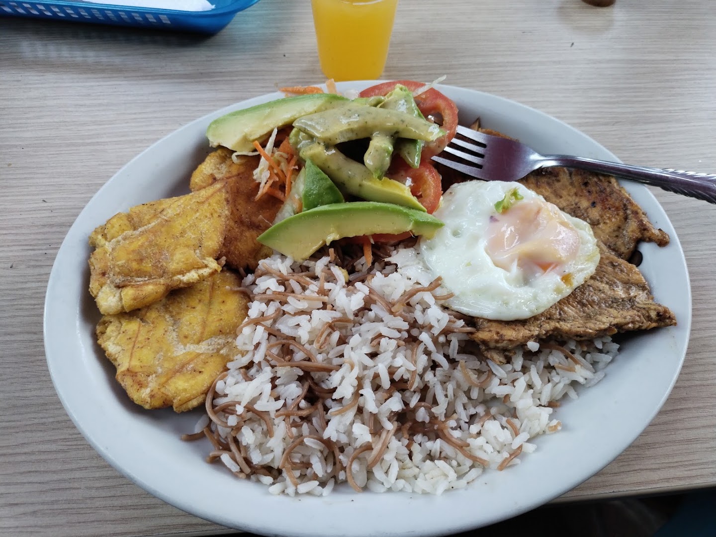 Almuerzo ejecutivo con arroz, ensalada y aguacate