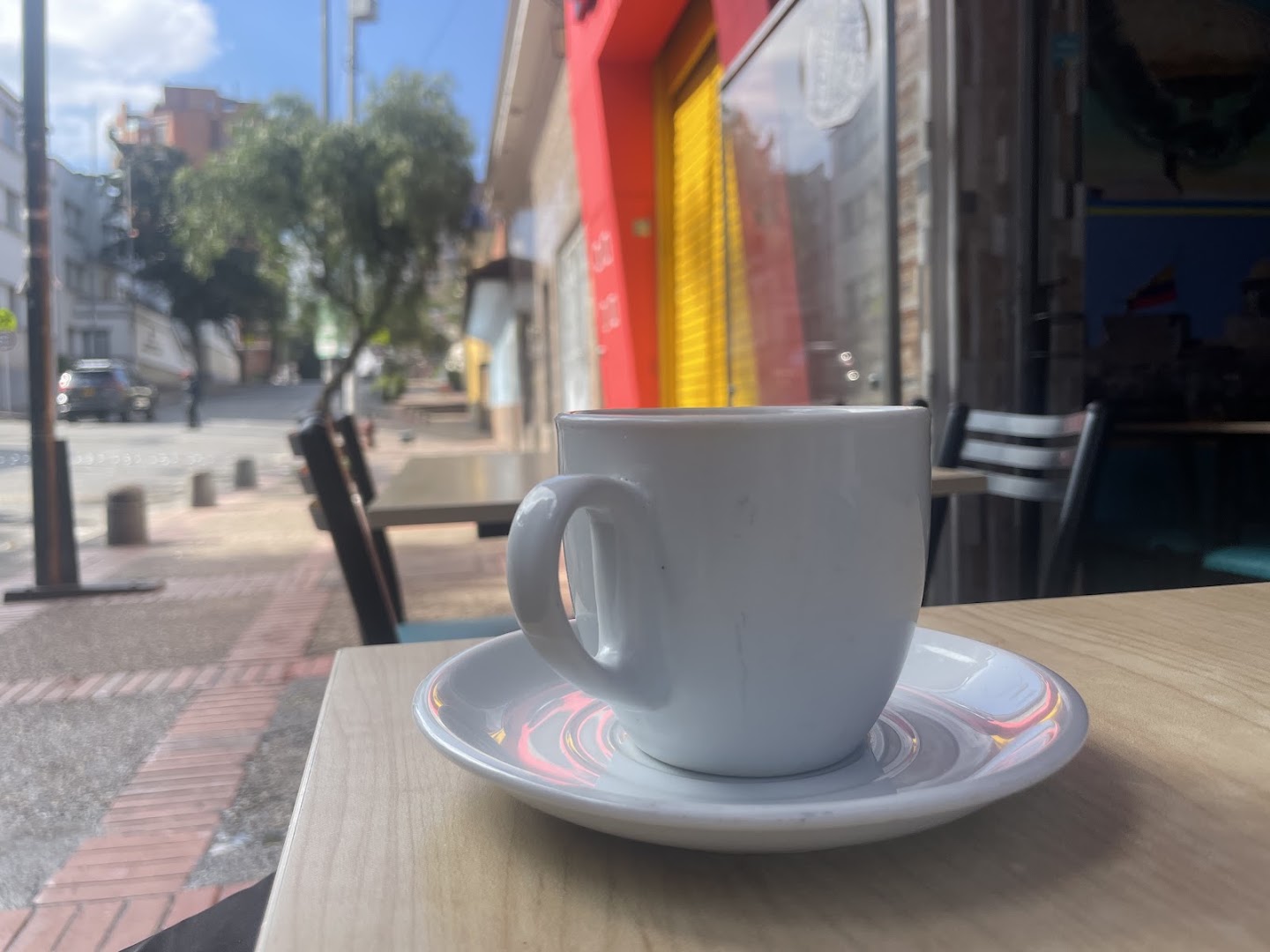 Tinto en mesa exterior — Restaurante El Almuerzo Bacano
