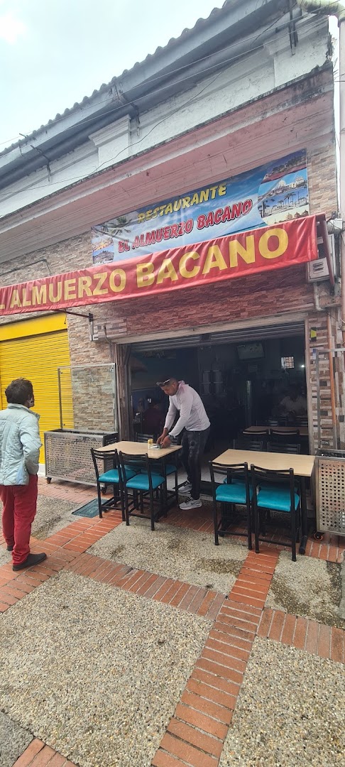 Fachada con mesas afuera — Restaurante El Almuerzo Bacano