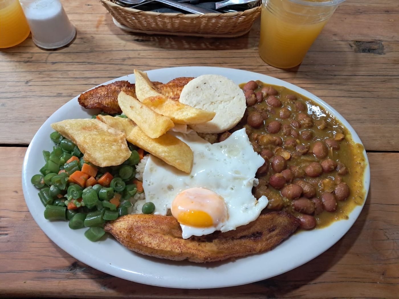 Frijoles, huevo y patacón — Restaurante El Antioqueño