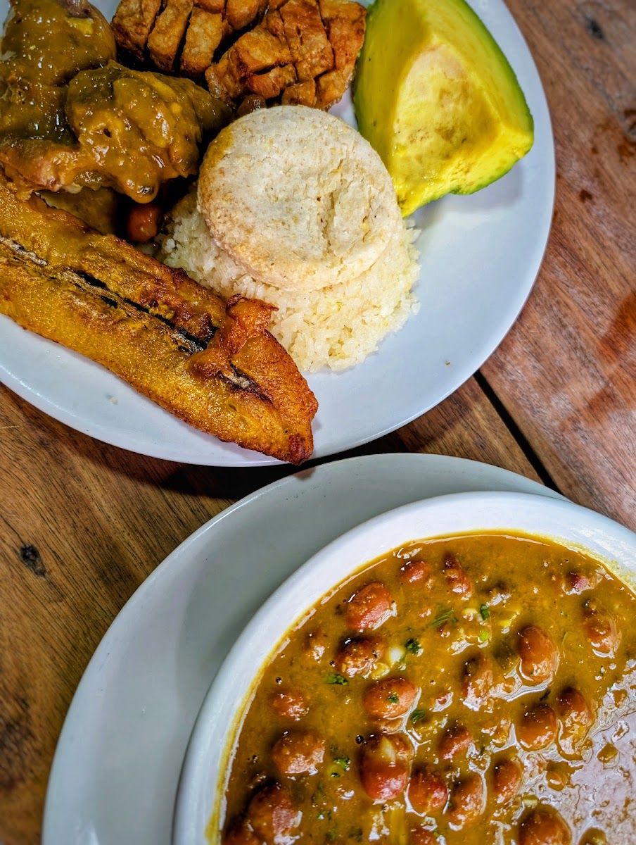Frijoles con arepa y aguacate — Restaurante El Antioqueño
