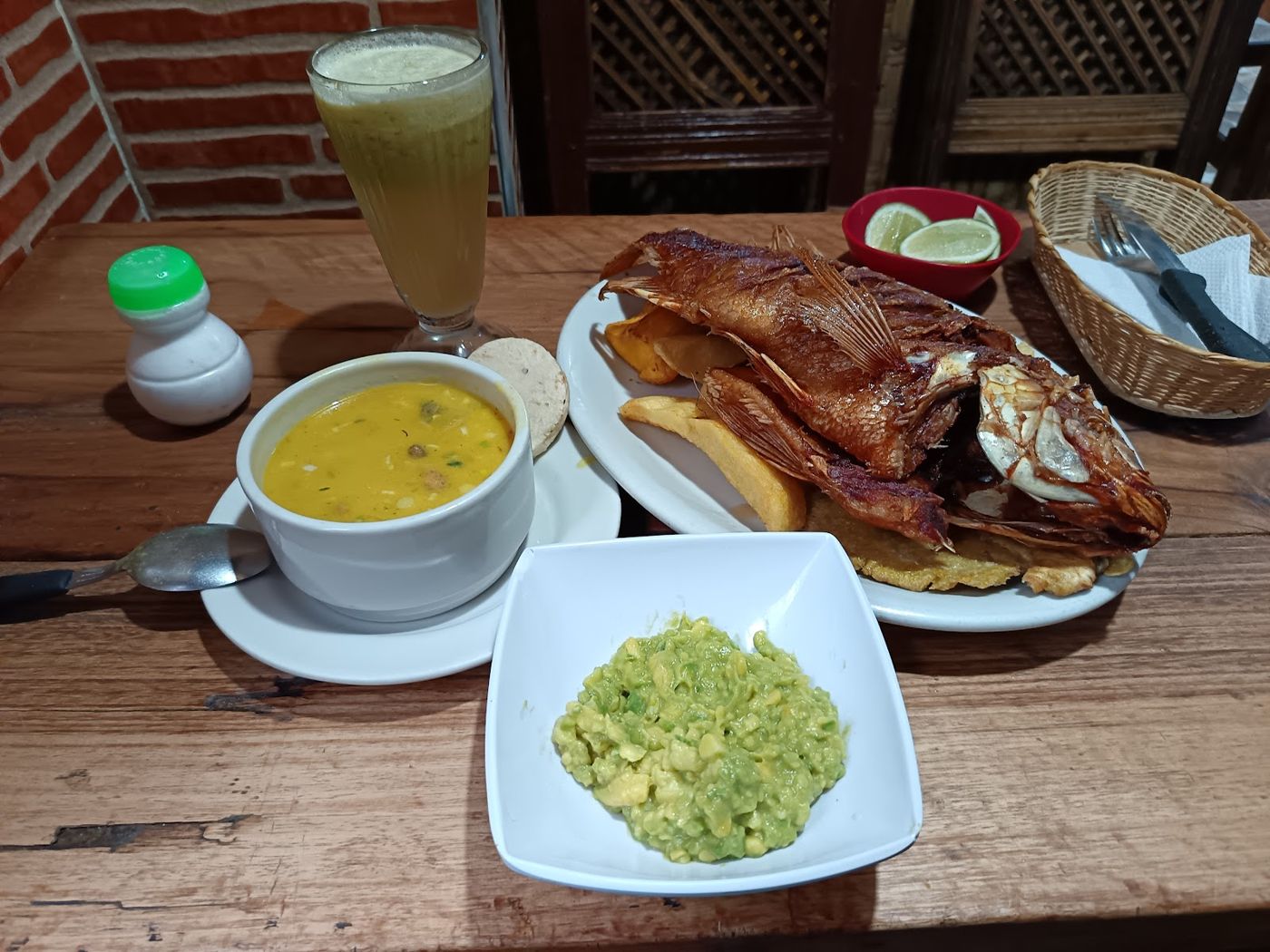 Pescado, sopa y guacamole — Restaurante El Antioqueño