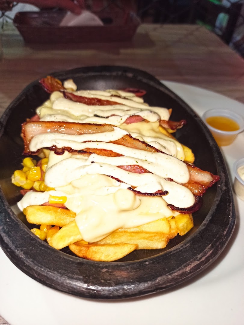 Chicharrón con arepa — Restaurante el Colonial