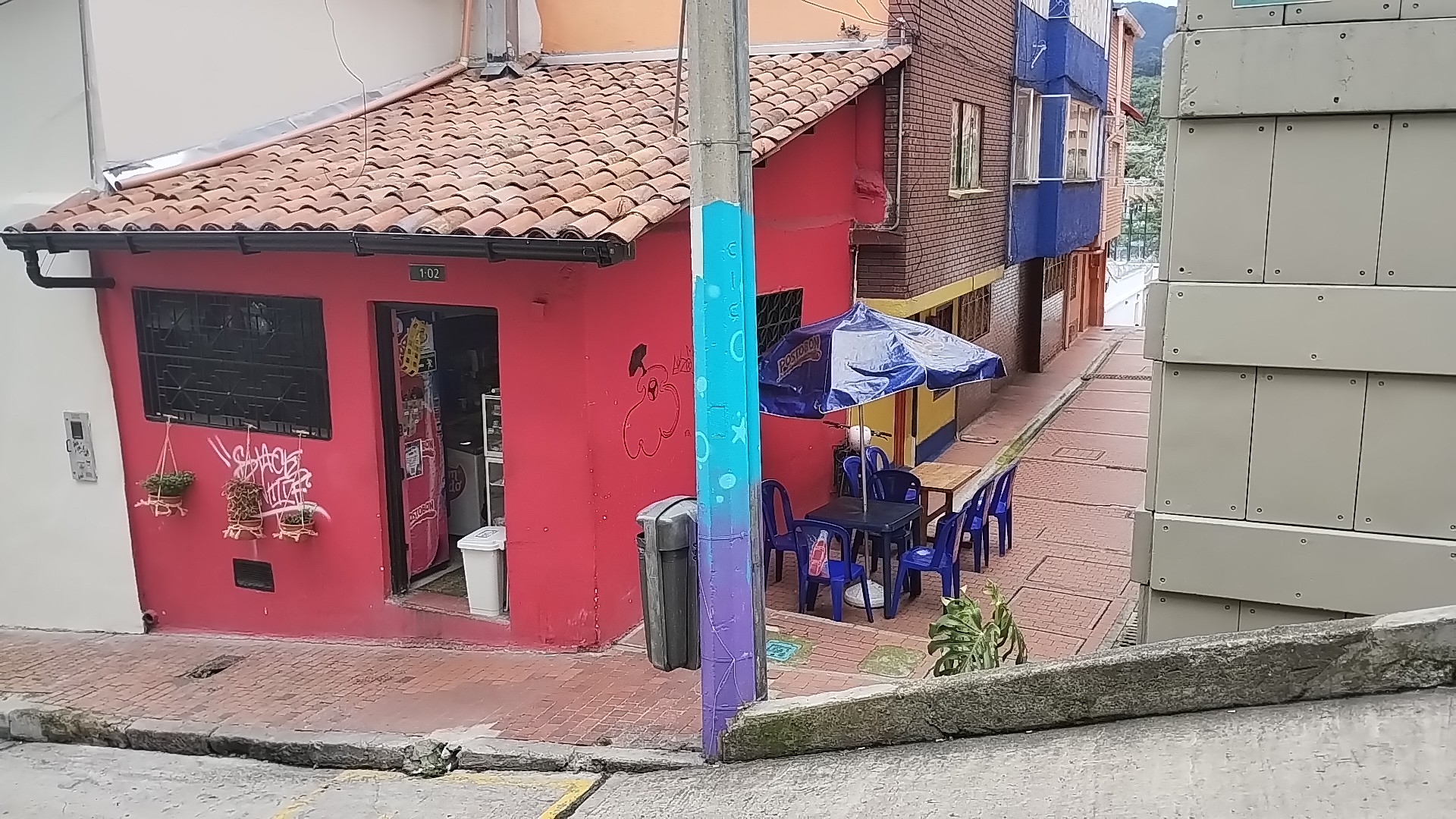 Fachada colonial rosada en La Candelaria