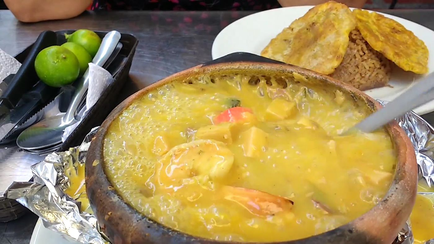 Cazuela en olla de barro — Restaurante El Humito