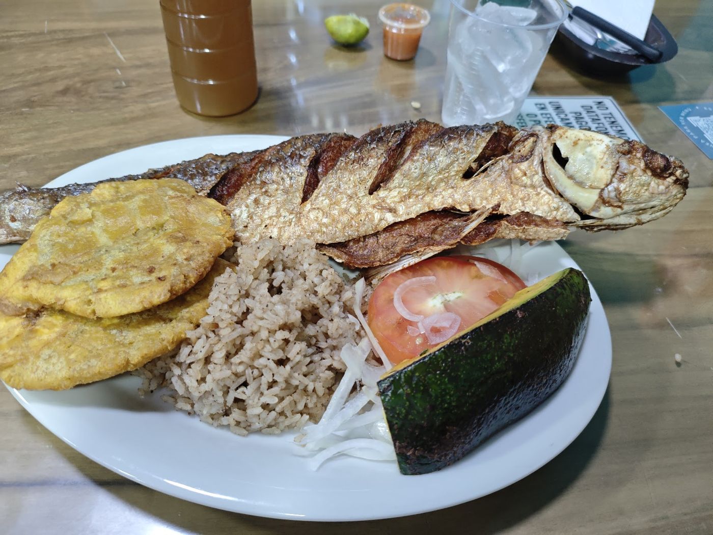 Pescado frito con patacón — Restaurante El Humito