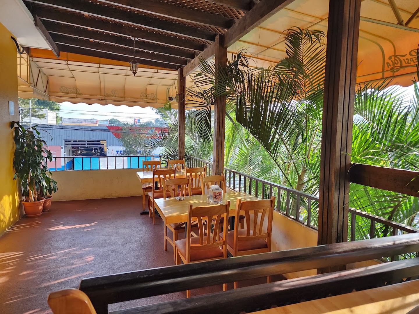 Terraza con vista a la piscina — Restaurante El Pepián