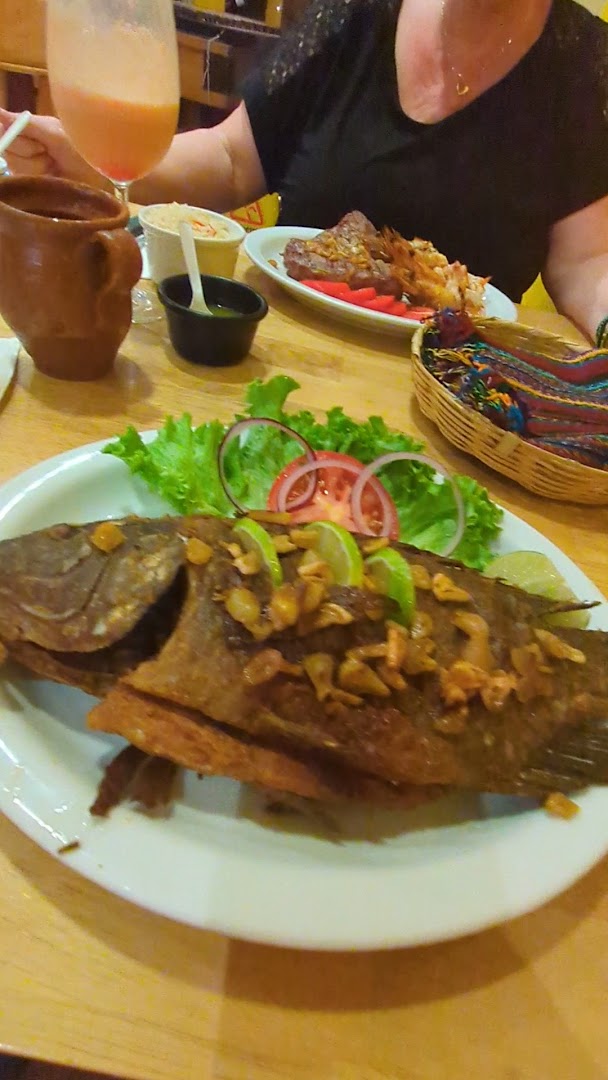 Pescado frito con ensalada — Restaurante El Pepián