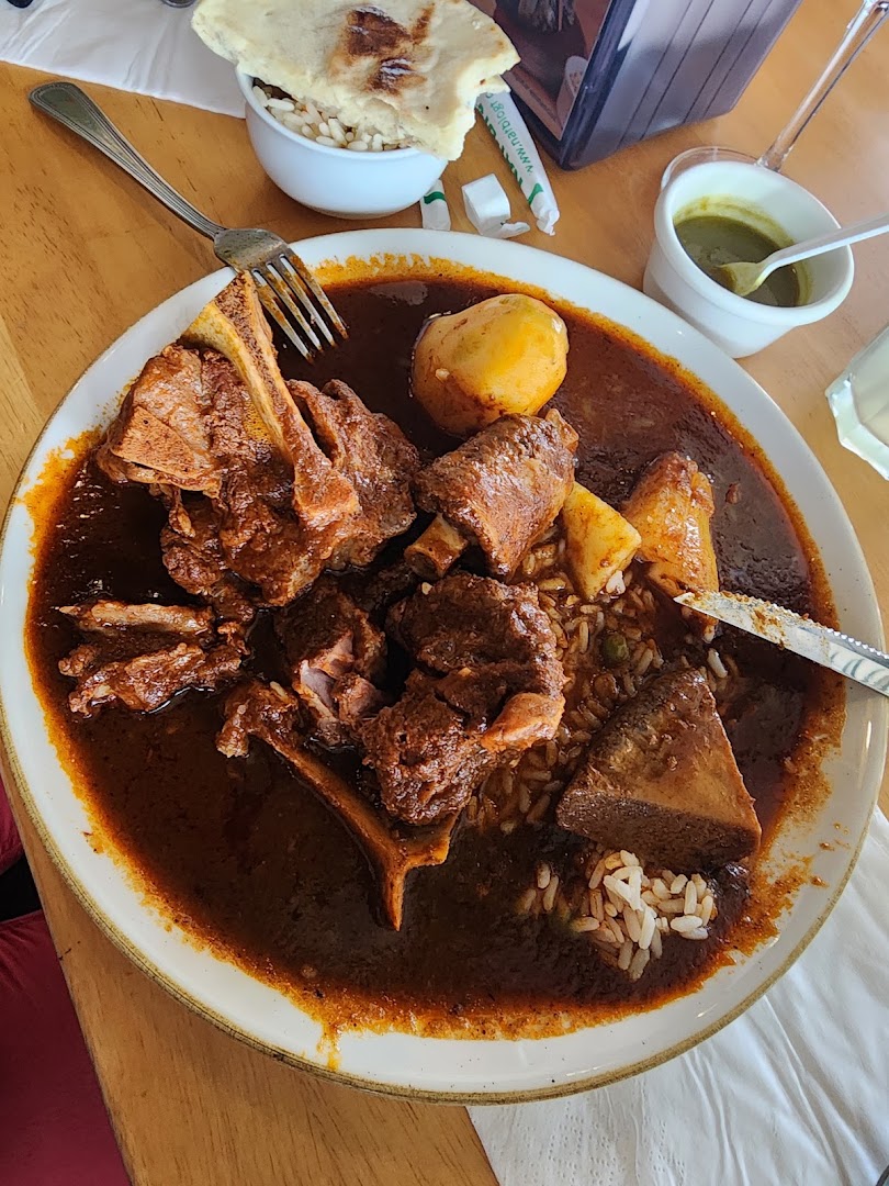 Caldo con carne y guarniciones — Restaurante El Pepián