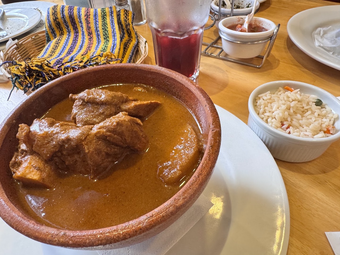 Guiso de pepián servido en plato