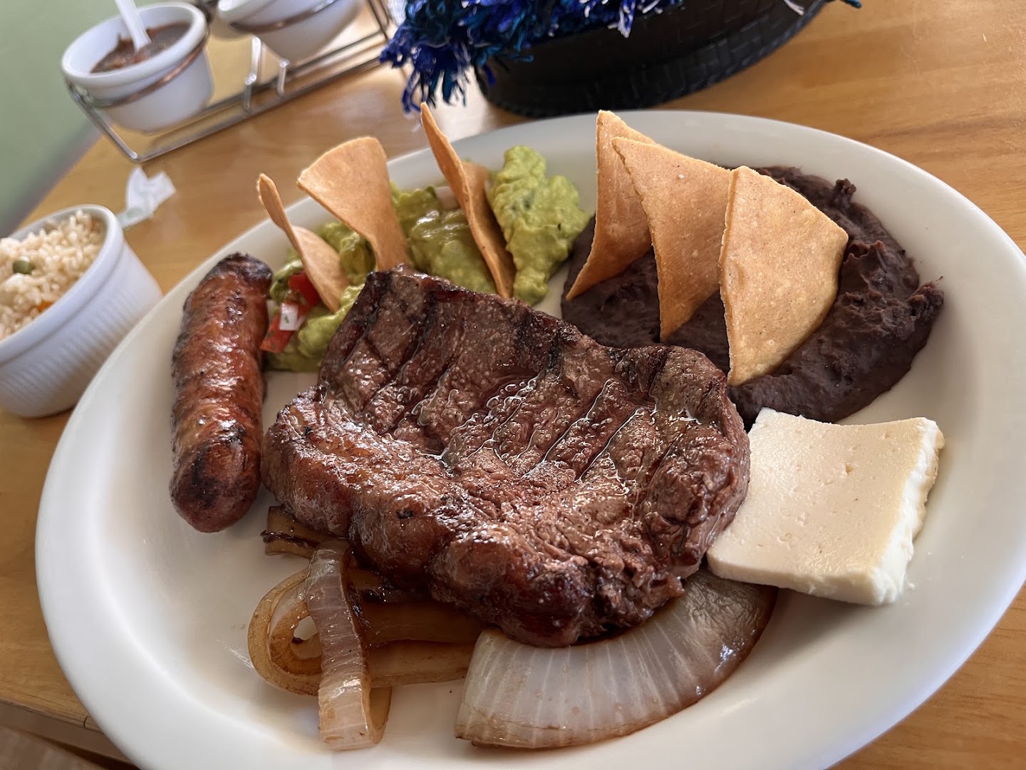 Parrillada mixta con guacamole — Restaurante El Pepián