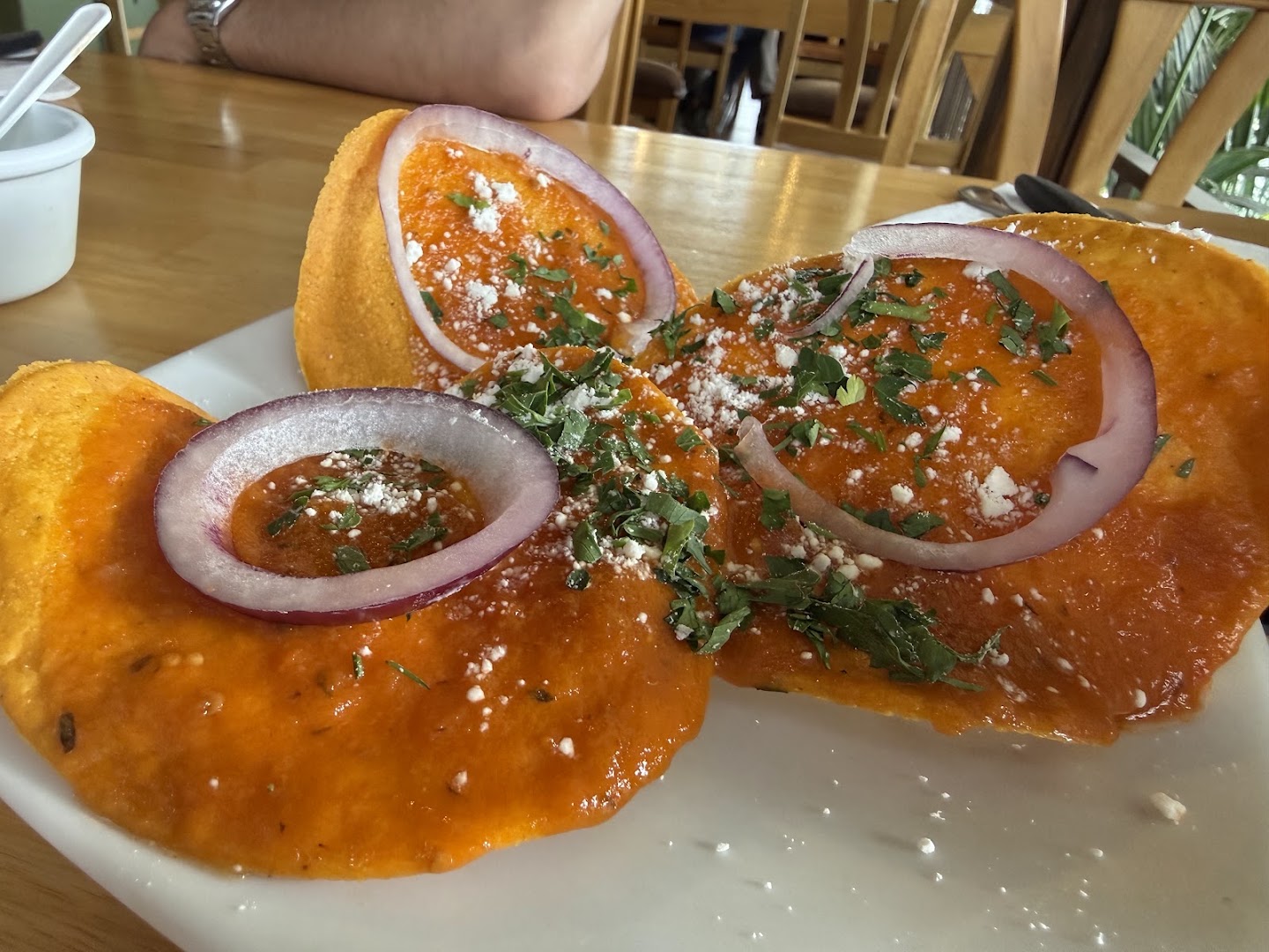 Tortillas rellenas con queso y cebolla — Restaurante El Pepián