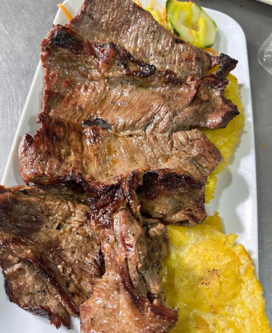 Tabla de carnes asadas con arepa