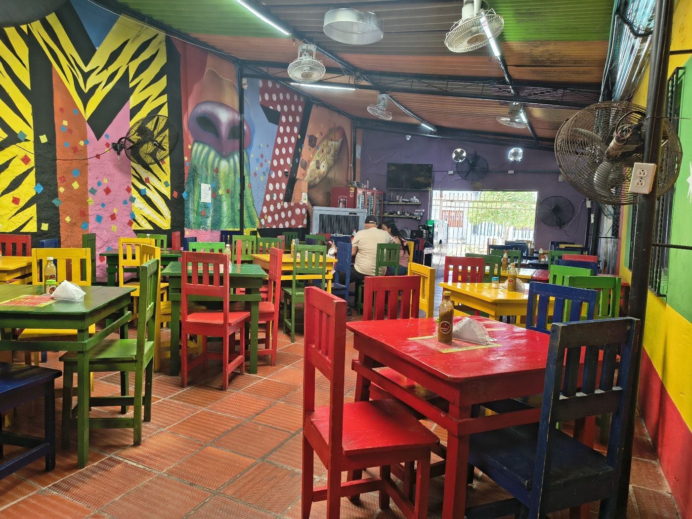 Salón de sillas de colores — Restaurante El Totumazo Original