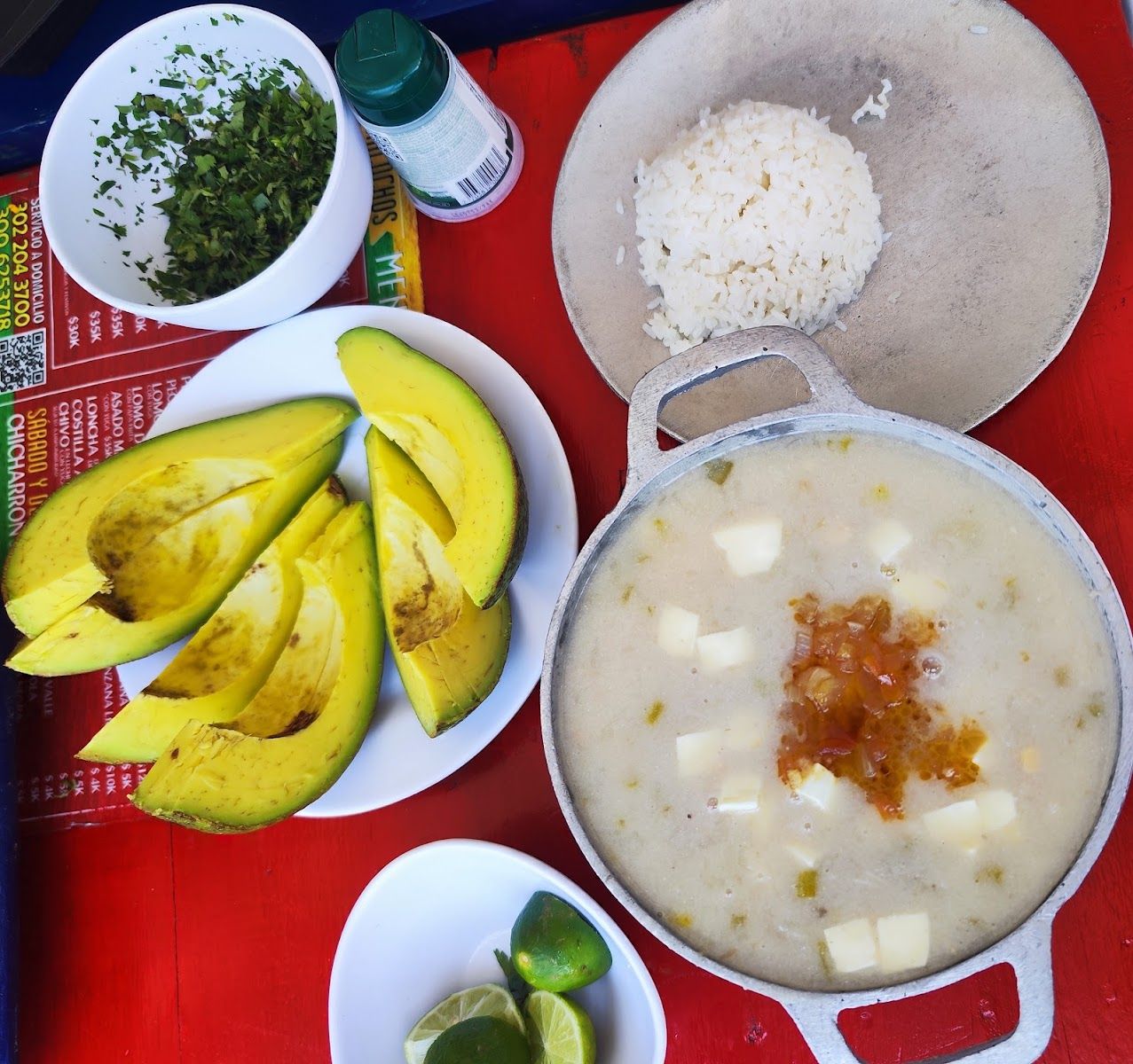 Sopa con queso y aguacate — Restaurante El Totumazo Original