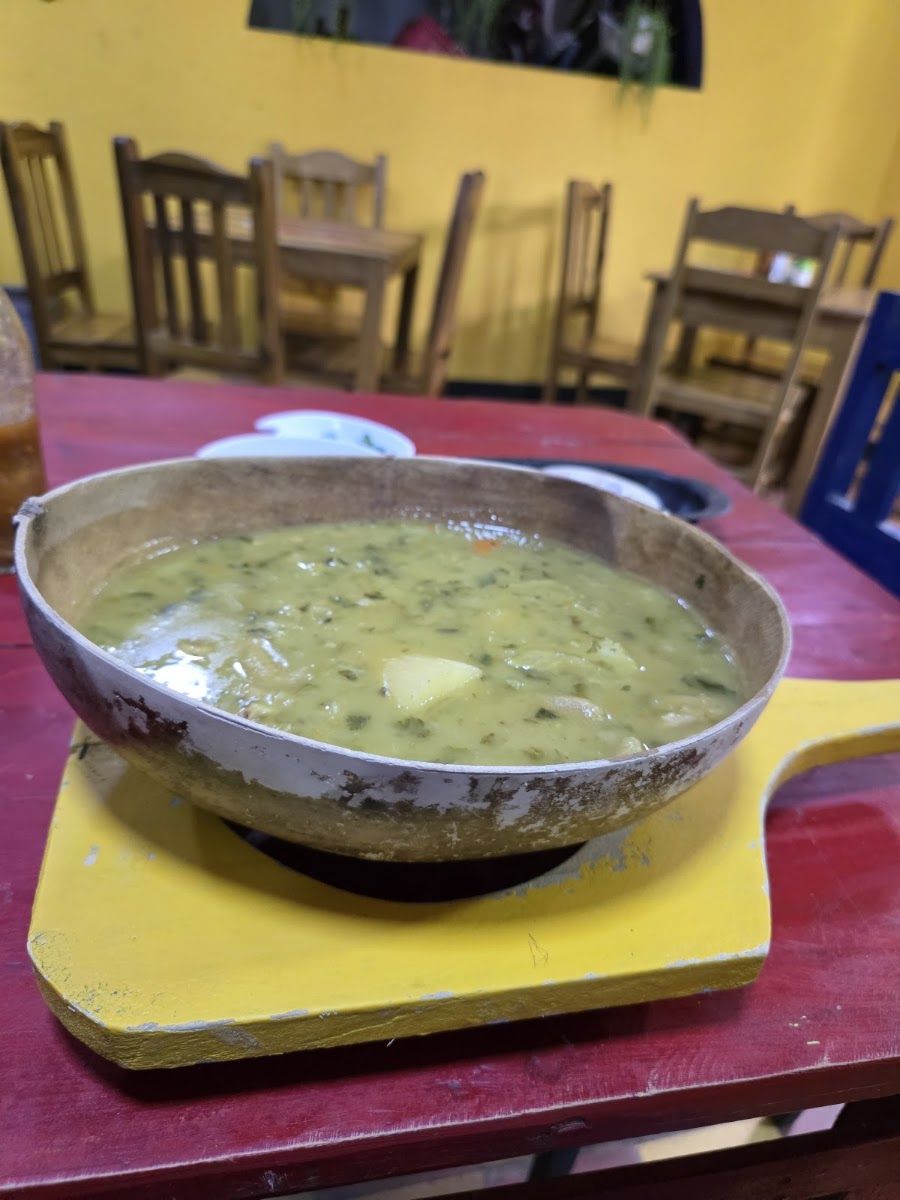 Sopa verde en tabla — Restaurante El Totumazo Original