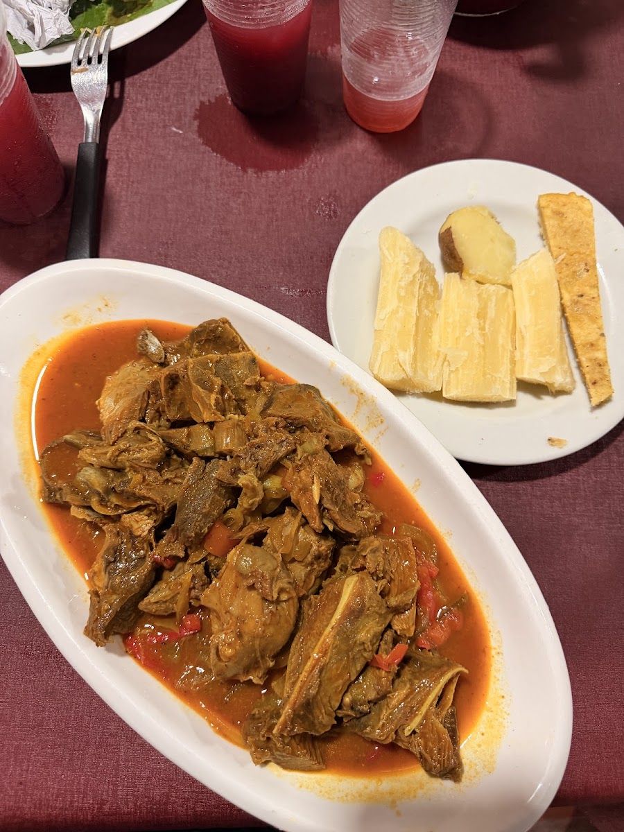 Carne guisada en salsa — Restaurante El Venado De Oro