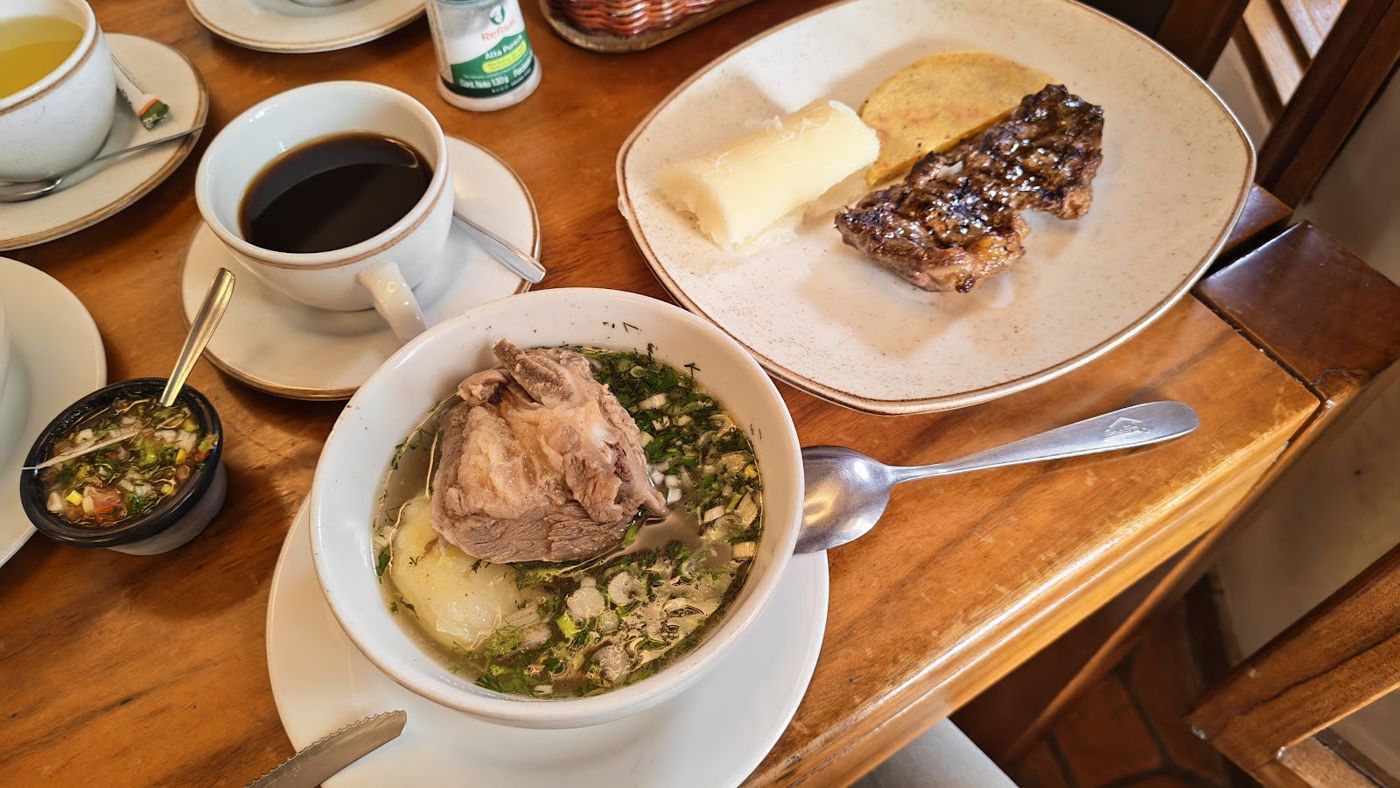 Caldo de costilla y café — Restaurante El Viejo Chiflas
