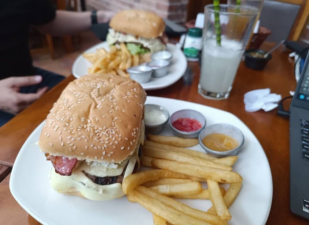 Hamburguesa con papas — Restaurante El Viejo Chiflas