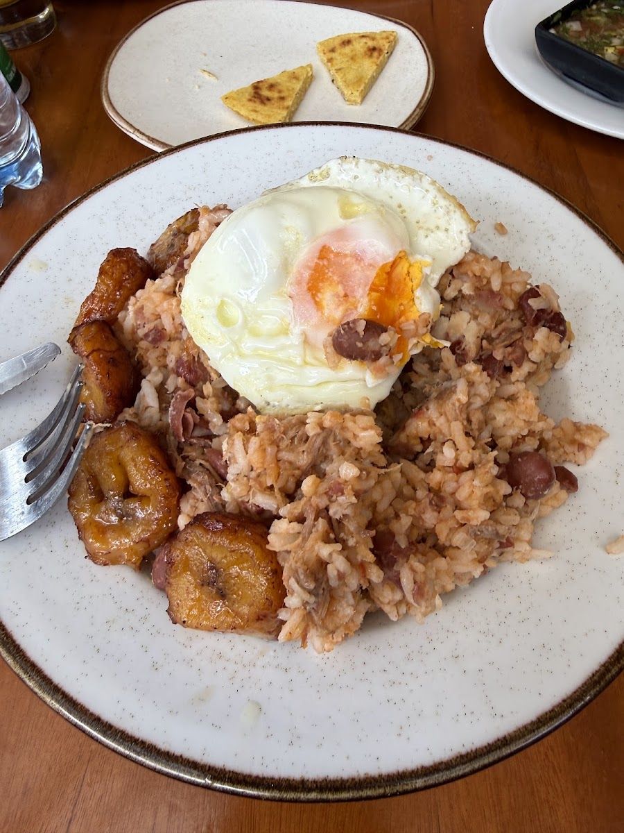 Arroz con huevo y maduro — Restaurante El Viejo Chiflas