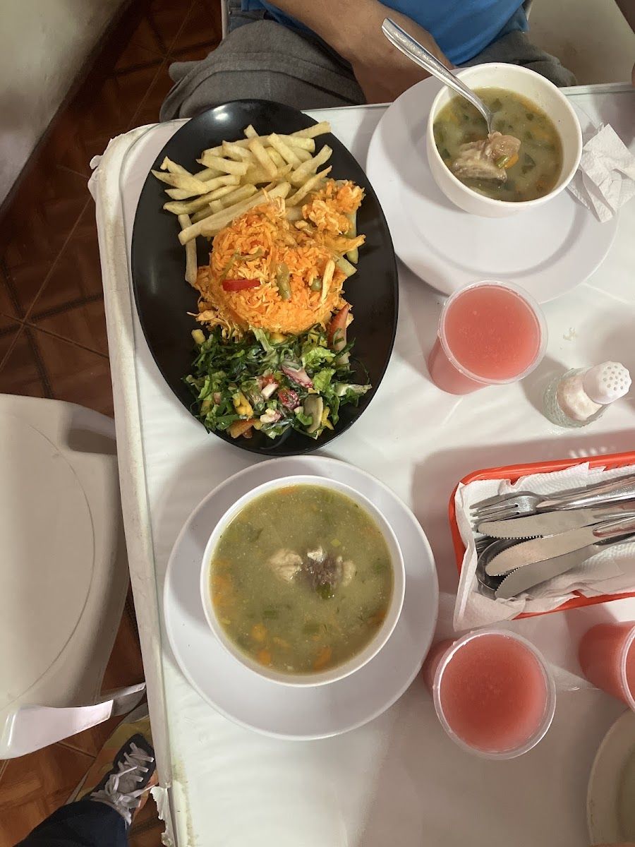 Sopa con plato fuerte — Restaurante El Viejo Hernan
