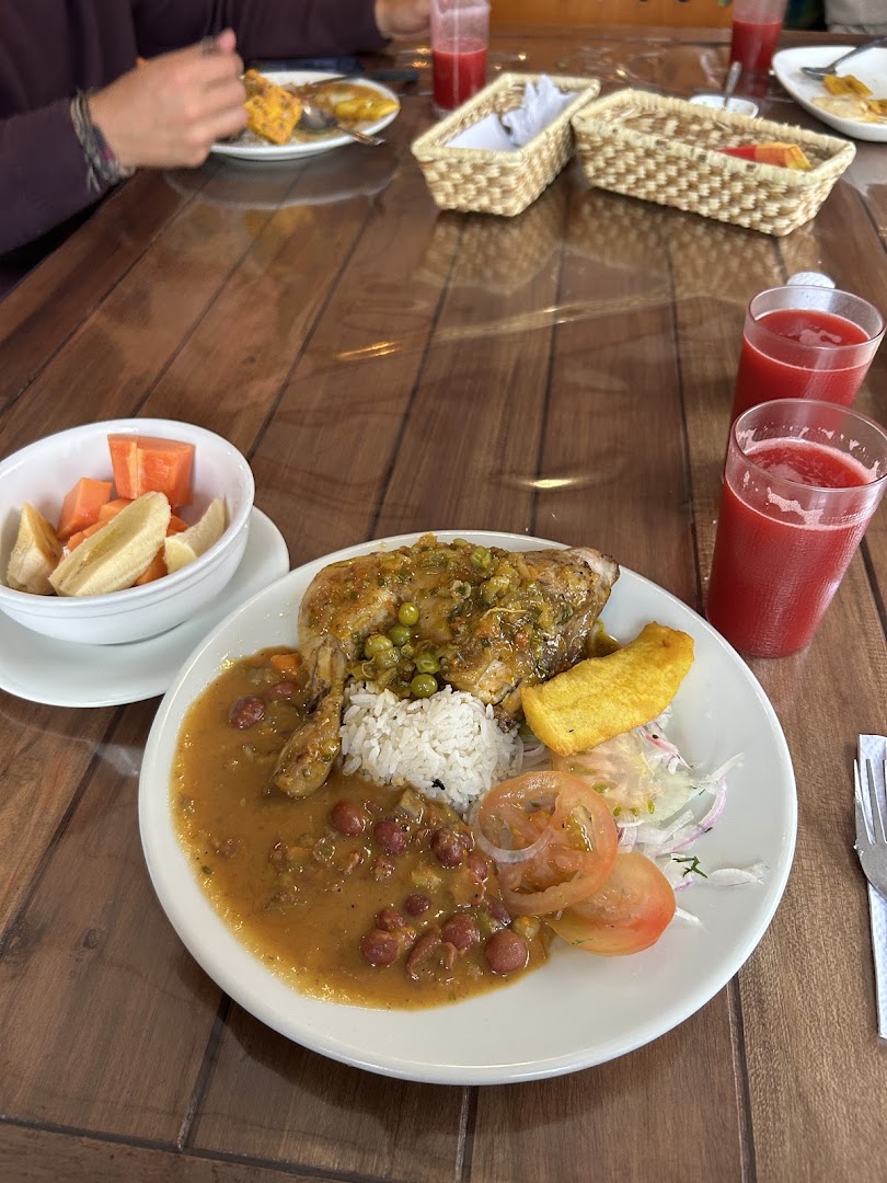 Almuerzo con sopa, arroz y jugo — Restaurante Hibiscus