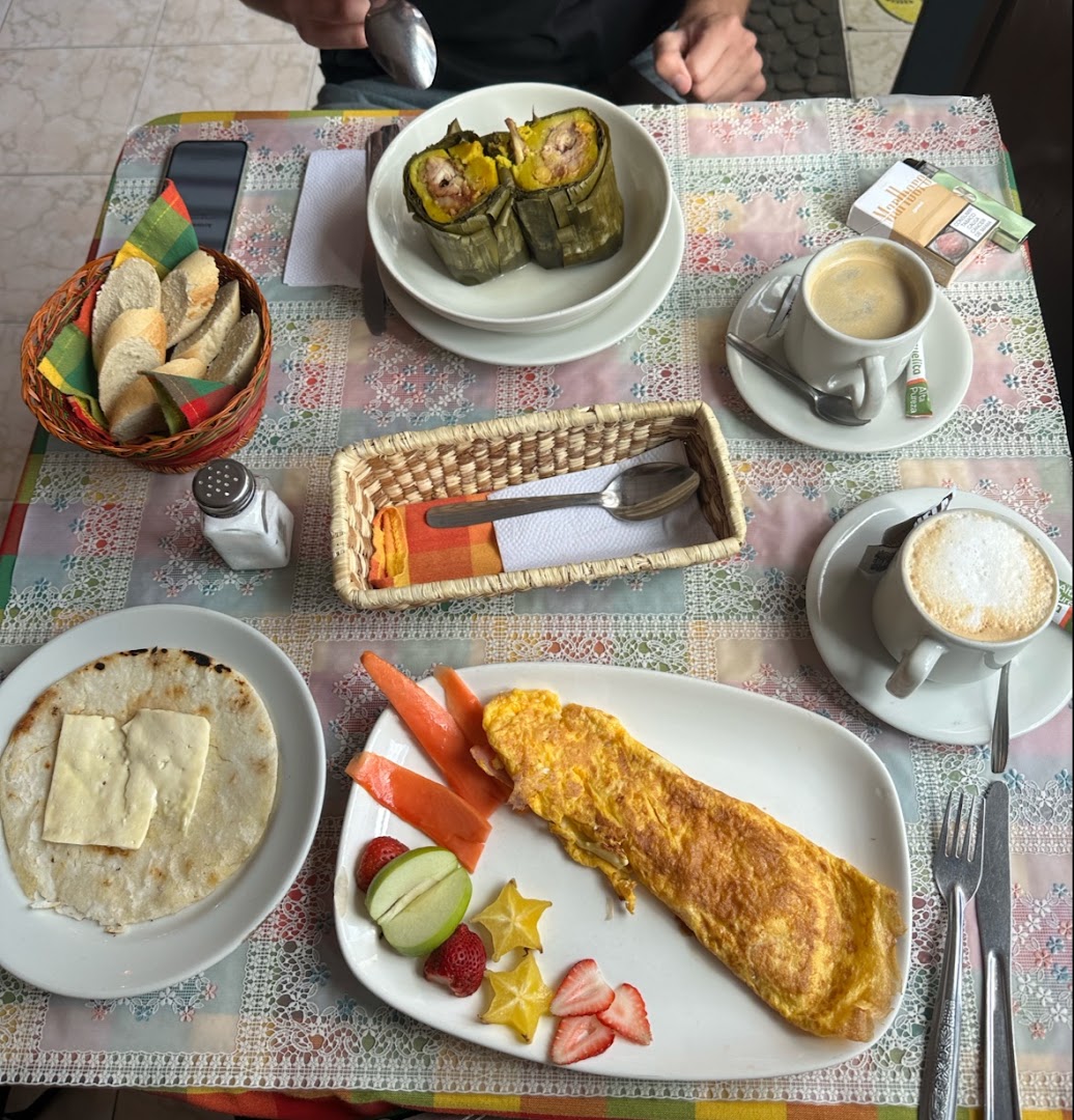 Desayuno con arepa y frutas — Restaurante Hibiscus