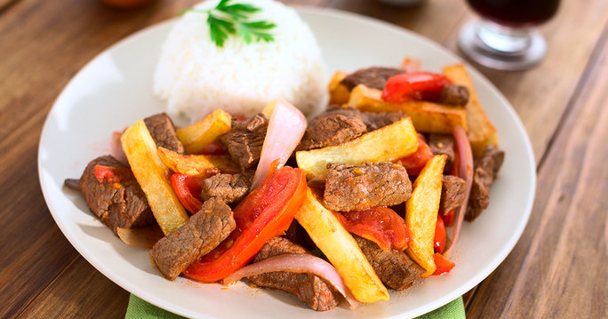 Lomo saltado con papas — Restaurante Karibe