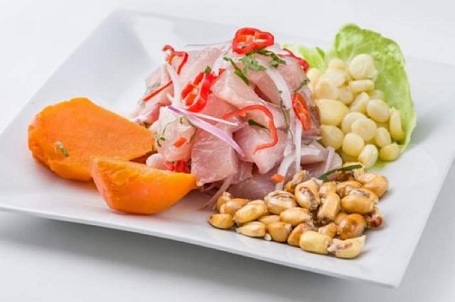 Ceviche mixto con camote, choclo y cancha