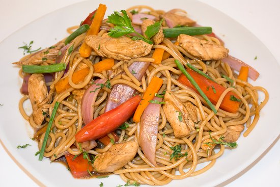 Tallarín saltado de pollo — Restaurante Karibe