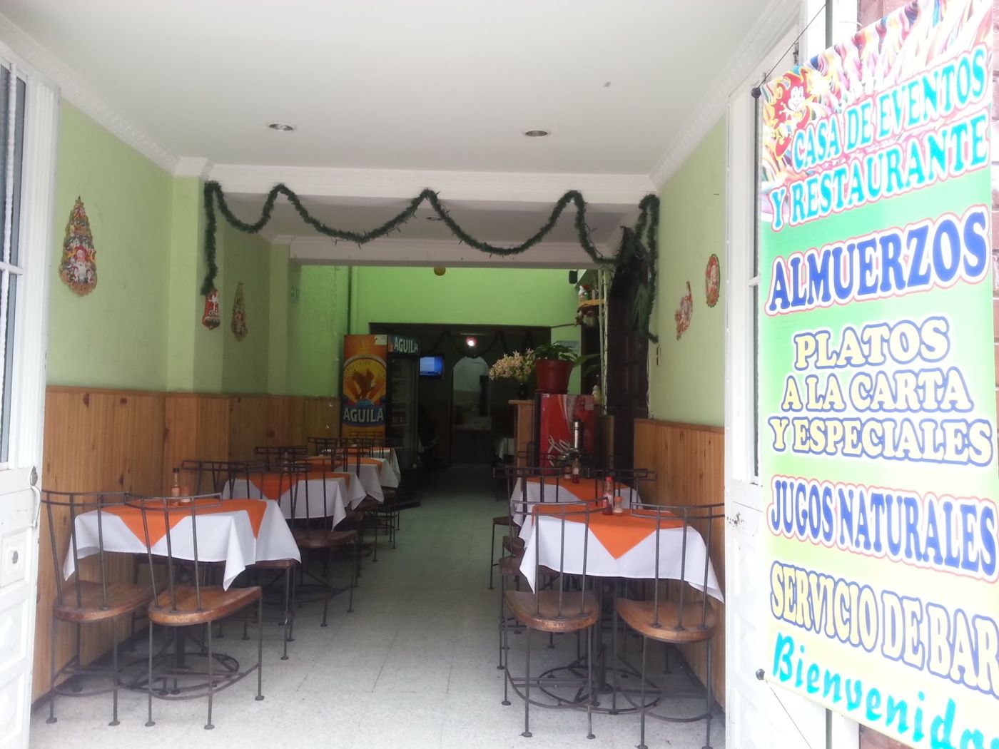 Salón con manteles naranja — Restaurante la 28
