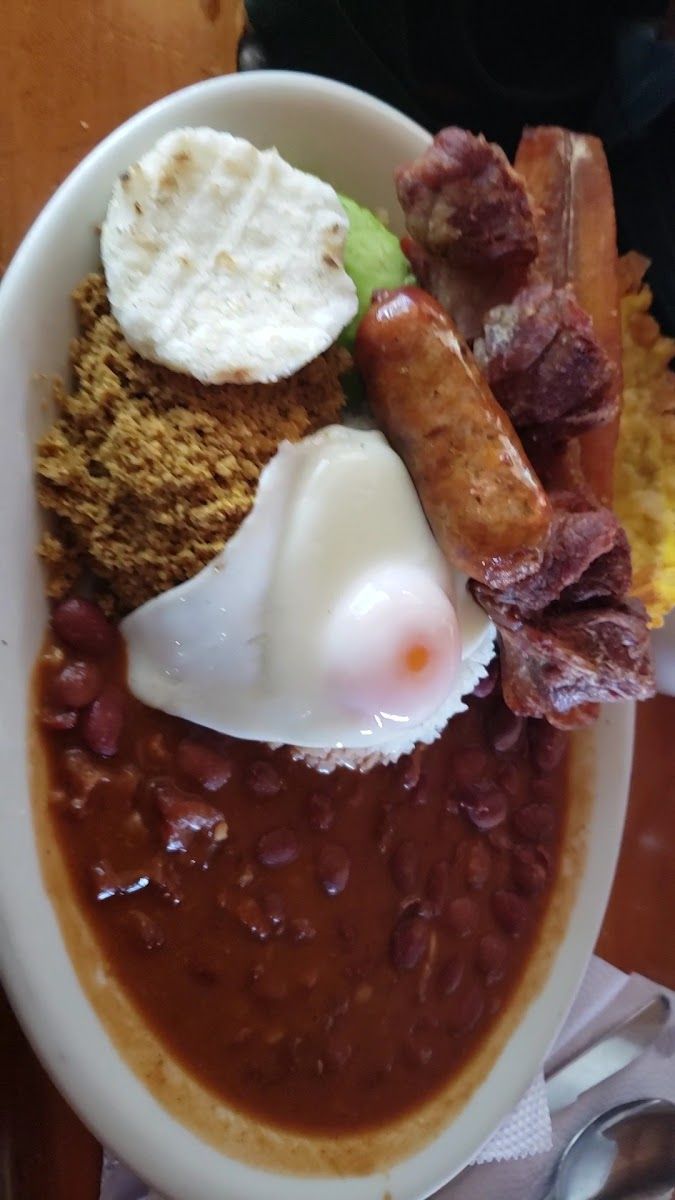 Frijoles con huevo y chorizo — Restaurante La Cabaña Cali