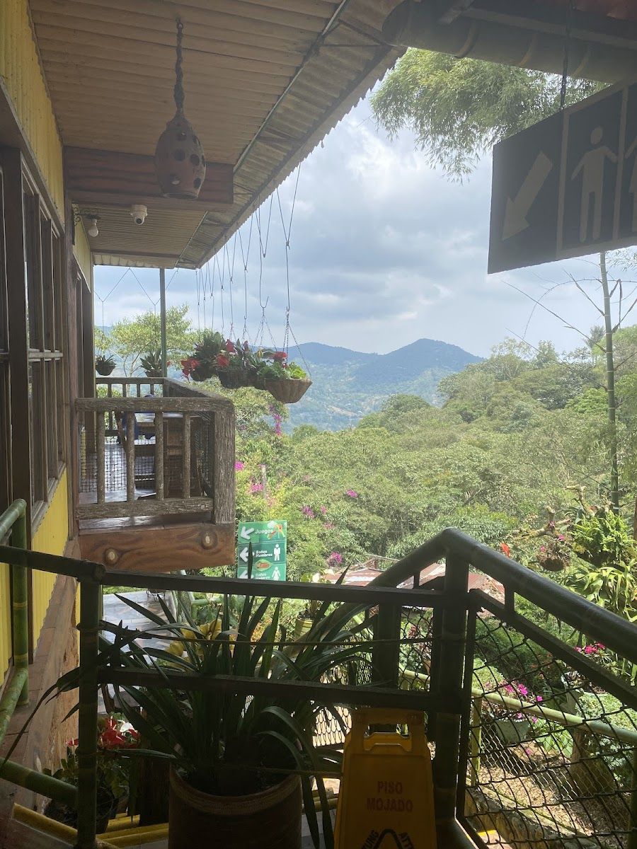 Balcón con vista a montaña — Restaurante La Cabaña Cali