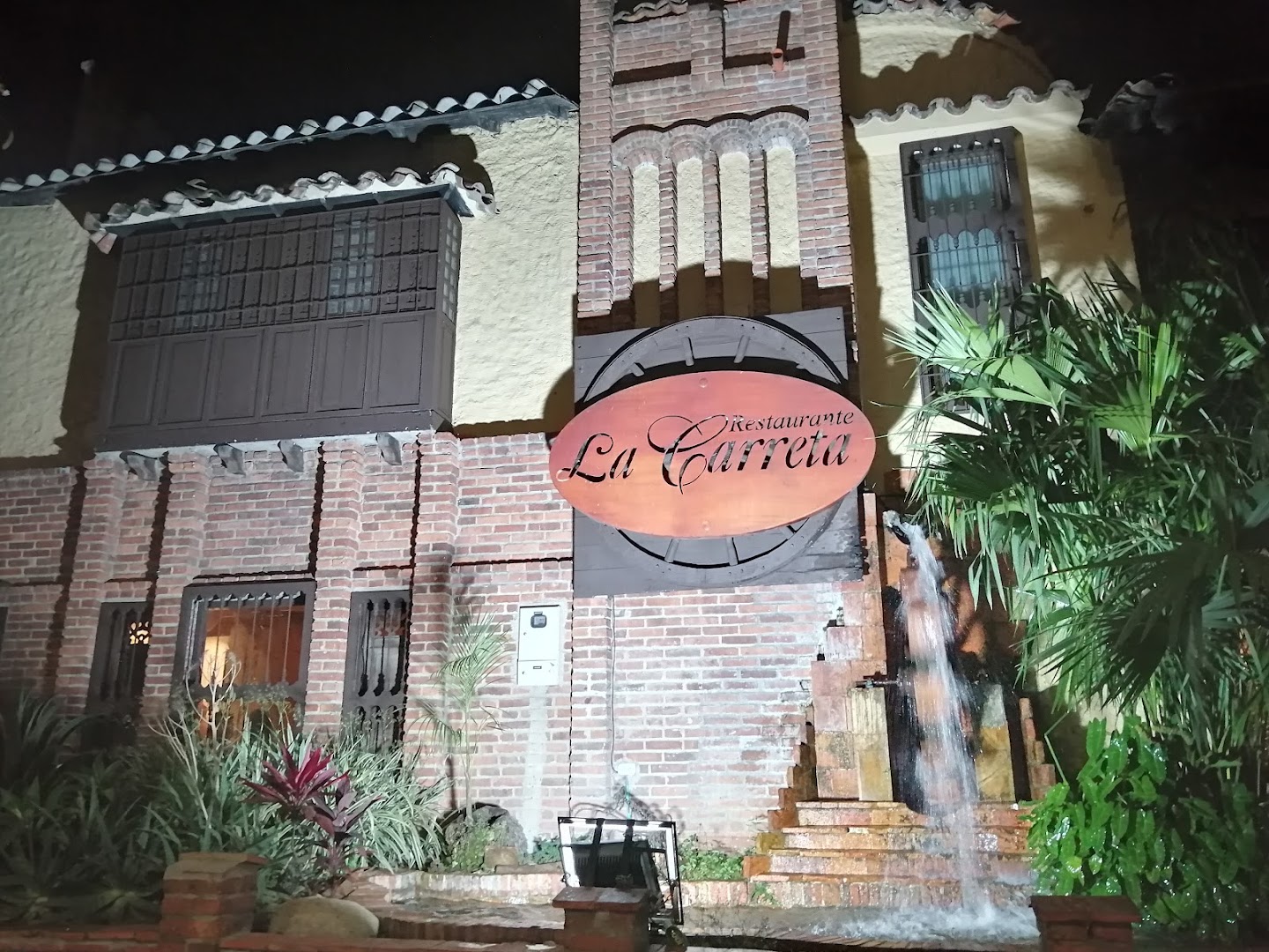 Fachada con cascada decorativa — Restaurante La Carreta