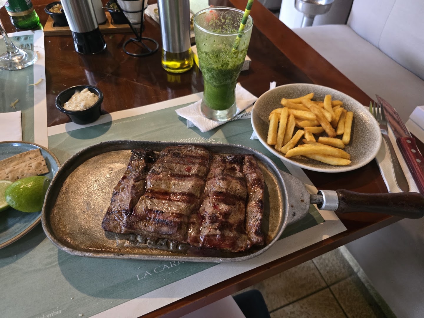 Plato con carne, papas y jugo — Restaurante La Carreta