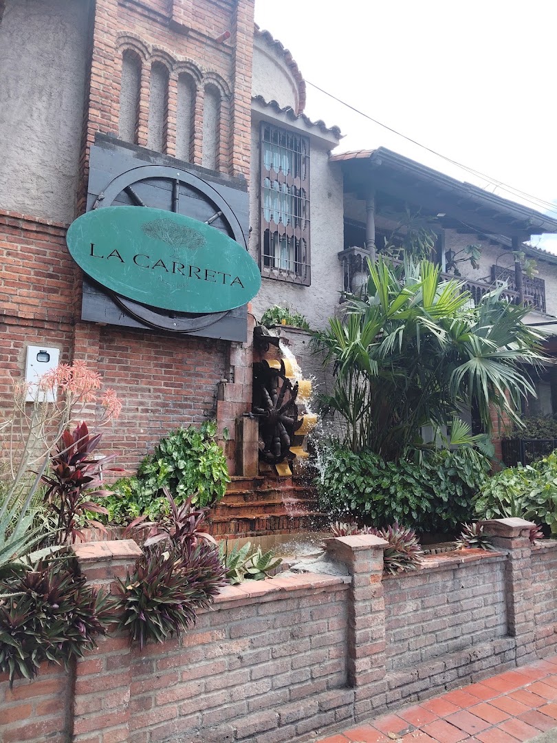 Fachada de ladrillo con letrero — Restaurante La Carreta
