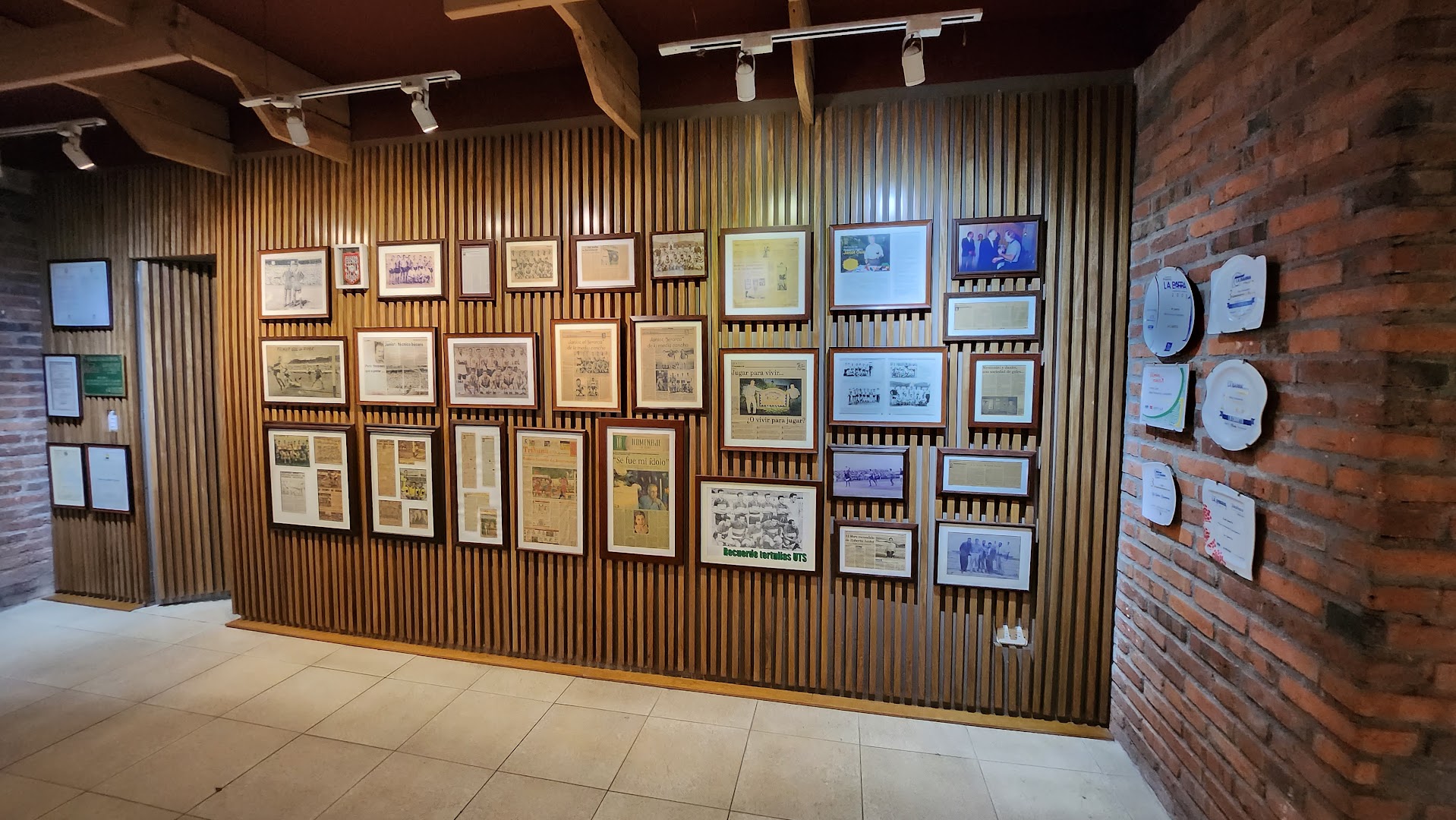 Pared con fotos y recuerdos — Restaurante La Carreta