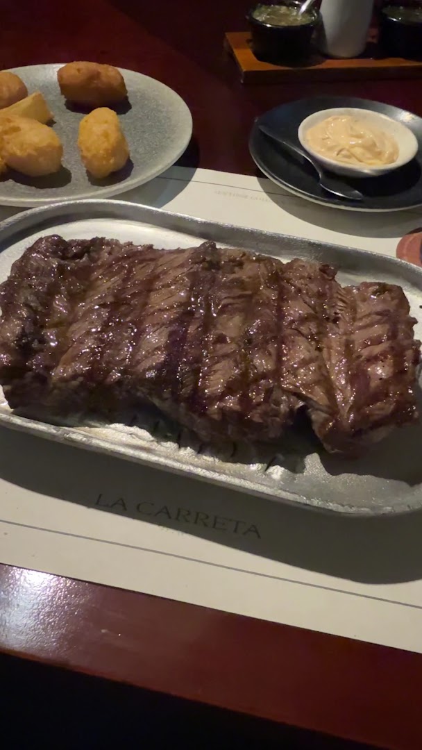 Carne con croquetas de acompañamiento — Restaurante La Carreta