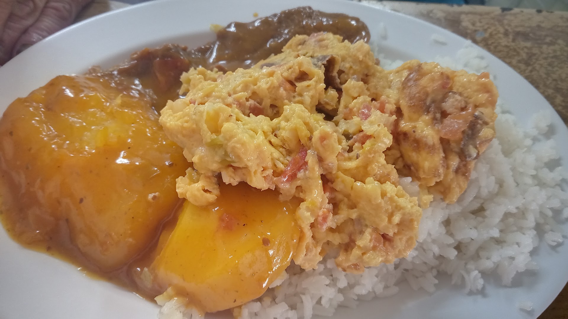 Pollo guisado con plátano y arroz