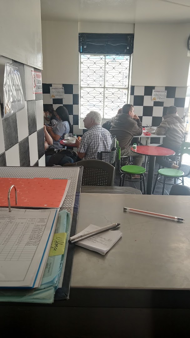 Comedor con mesas — Restaurante la casa del buen comer.com