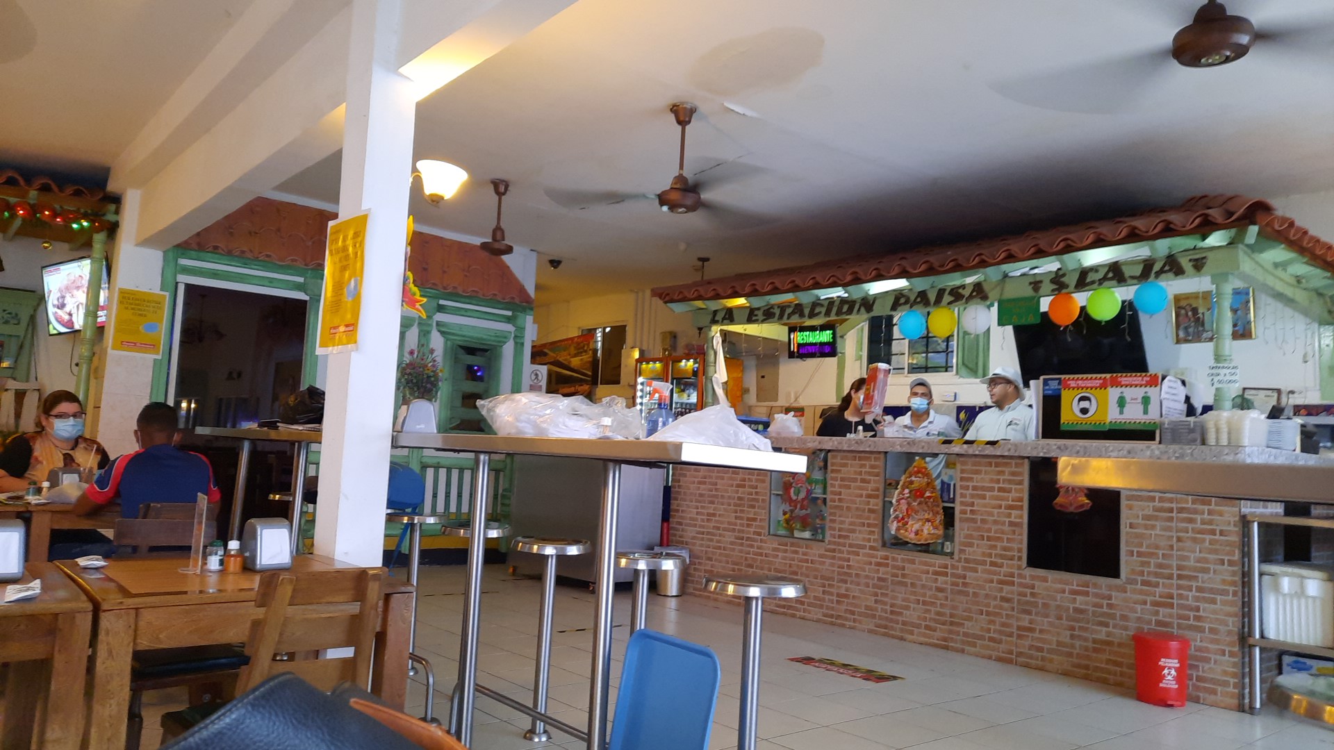 Salón interior sencillo — Restaurante La Estación Paisa