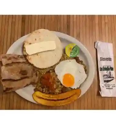 Desayuno con tocineta y arepa — Restaurante La Estación Paisa