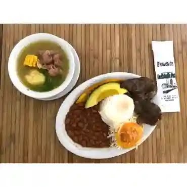 Sopa con frijoles y aguacate — Restaurante La Estación Paisa