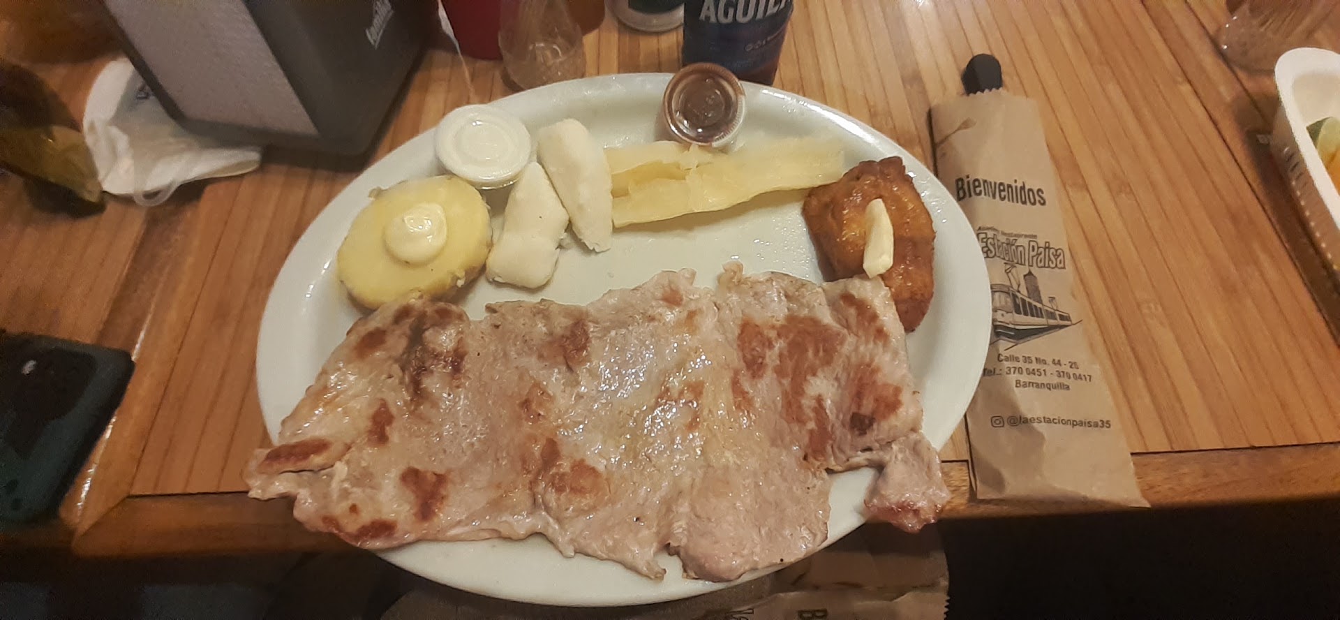Tocineta y queso en la mesa — Restaurante La Estación Paisa