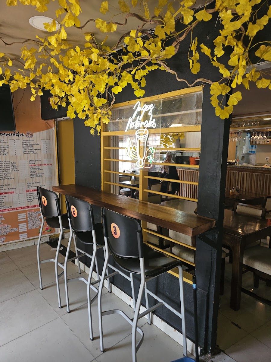 Barra y salón — Restaurante La Mona