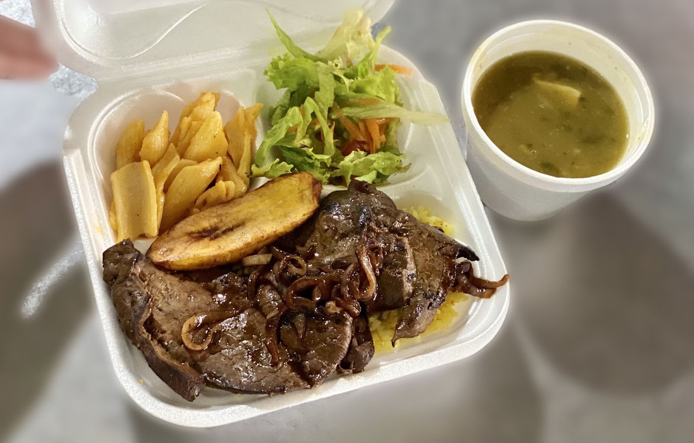Hígado encebollado con patacón — Restaurante La Mona